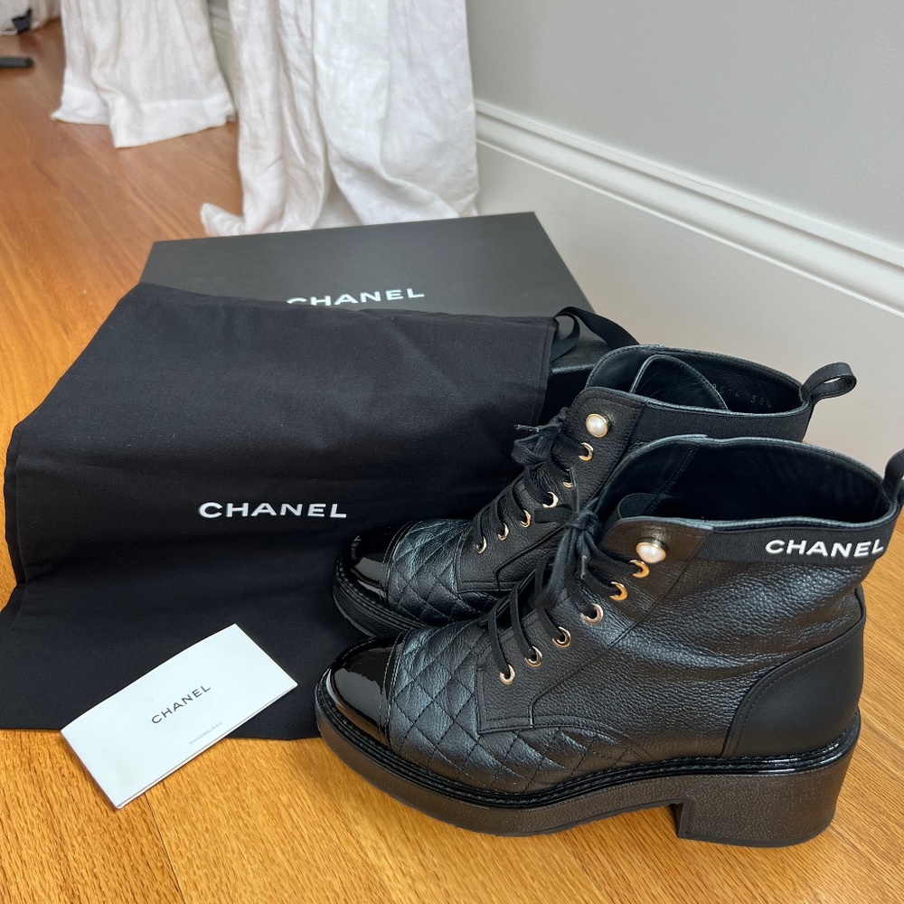 Pearly Calfskin Patent Calfskin Lace Up Combat Boots 38.5